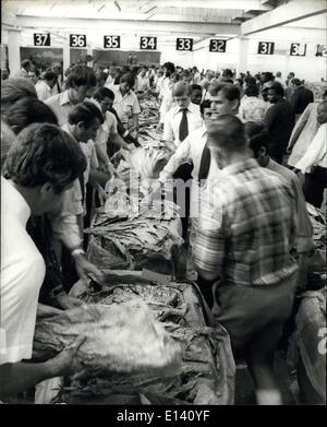 31. März 2012 - The Salisbury Tabak Markt eröffnet: Der Rhodesian Tabakmarkt an die Welt-Käufer in Salisbury nach 15 Jahren hinter verschlossenen Türen wieder geöffnet. Die Tabak-Auktion eröffnet seine Saison mit der Presse und offizielle Besucher mischte sich mit Tabak Käufer aus England, Amerika und viele europäische Unternehmen, die West besucht die Verkäufe auf den zwei Auktion Boden in Salisbury auf 8 bis zum 9. April. Foto zeigt einige der vielen ausländischen Käufer gesehen, Inspektion der Tabak Ernte während der Auktion in Salisbury. Stockfoto