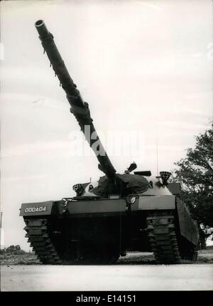 31. März 2012 - Großbritanniens neuen Super-Panzer: The Chieftain, mächtigsten Panzer der Welt, wurde durch sie die Schritte vor der Kriegsminister Herrn Joseph Godber in Chertsey gestern setzen. Die 50 Tonnen schweren Panzer trägt eine 120mm Geschwindigkeit gezogen Waffe, die es weit im Voraus für alles andere in der Welt Orte. Der Tank hat eine Höchstgeschwindigkeit von 25 km/h, läuft auf jede Art von Kraftstoff, hat Infrarot-Stirnlampen für Nachteinsätze, ist praktisch amphibische und voll protestierter gegen Strahlung. Foto zeigt eine Vorderansicht des neuen Chieftain Tank zeigt die 120-mm-Geschütz, die mächtigste Waffe, die jemals auf einem Panzer montiert. Stockfoto