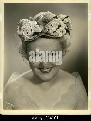 31. März 2012 - Rose Saphire wählt Mary Bothwell As beste Chapeaued Frau des Jahres 1954: Rose Saphire entwickelt das schmeichelhaft wellig Watteau Petti Perlen Stroh Hut, der hat auf der Rückseite ein wenig abholen, und ist geschmückt mit 6 kleinen Trauben von mad-rosa-Kreissägeblätter Kleeblätter mit winzigen samt Bogen Moosgrün die ergänzen die Blätter der Blumen gebunden, und das Blatt Moosgrün punktiert Schleier. Stockfoto