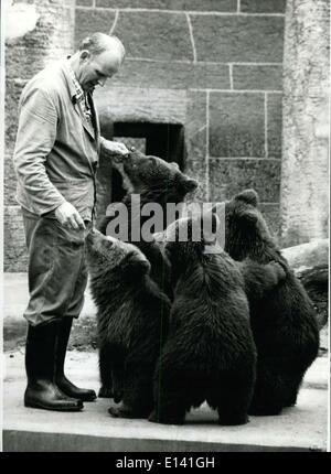 31. März 2012 - zeigen wenig russischen Braunbären in den zoologischen Gärten Hellabrunn in Munich.:Attachment ihre Telefonzentrale die Gebühren in den zoologischen Gärten Hellabrunn in München. Die Bären drängen sich um ihn herum, stehen auf ihrer Hindlesgs und verschlang aus der Hand, wenn er eine Süßigkeit aus seiner Tasche legen. Die russischen Braunbär-Iunge - sie sind insgesamt fünf, aber man zeigt eine kleine Tendenz für Familie und war nicht zu fotografieren - immer noch eine Zeitlang im Löwen-Haus, Leben, für die Verlegung-Out für sie nicht vor Ostern 1978 fertiggestellt sein wird. Stockfoto