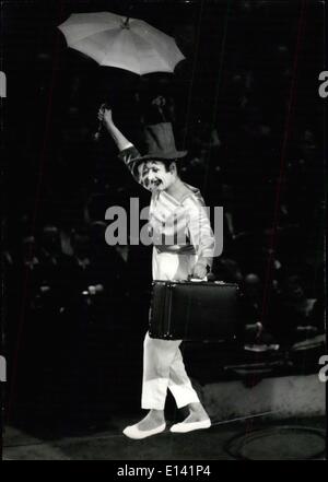 31. März 2012 - französischer Künstler Gala: der Pantomime Marcel Marceau als Tänzerin Seil: die jährliche Französin Gala ws in der vergangenen Nacht im Win-Circus in Paris. 38 französischen Stars wurden durchführen. Das Foto zeigt die berühmte Französisch Mime Marcel Marceau zeigt seine außerordentliche Wendigkeit als Seil Walker. Stockfoto