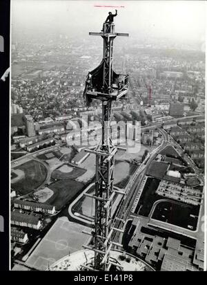 31. März 2012 - der TV-Turm Frankfurt/West-Deutschland ist die höchste Baustelle von West-Europa.: geschoben, um die Extreme dieses zeitgenössische hatte seinen Sitzplatz in der Höhe von 331 m. Absolut freie Form Schwindel muss er sein, wenn er zusammen mit seinen Kollegen die 36 m hohe Entenna auf der höchsten Baustelle in West-Europa bereitstellen möchten. Als ein '' Make-up'' erhielt der Turm eine Kunststoffabdeckung. TV-Tower Frankfurt/West-Deutschland (unser Bild) ist mit der großen Höhe von 295 m ohne Antenne und tragen die größten Turm-Kanzel der Welt fast vor der Fertigstellung. Stockfoto