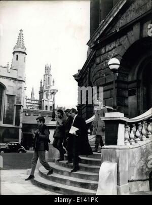 31. März 2012 - die Schritte der Kamera. Verlassen der Oxford Library, l-R, Colin Day, Richard Exton, Charles Garner, David Combie und Nicholas Bulmer, alle aus St. Edmund Hall. Stockfoto