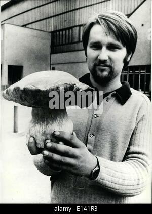 31. März 2012 - Mittagessen riesigen Pilz mit 1, 6 kg A für alle seine Freunde dieser junge Mann von diesem riesigen Pilz verbringen konnte. Jan Tomasek, Fahrer aus Pilsen in Westböhmen (Tschechoslowakei), fand es in einem nahe gelegenen Wald. Boletus Edulis ist Gewichtung, 16 Kilogramm. Stockfoto