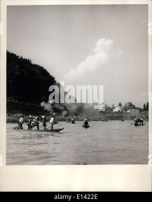 31. März 2012 - Piraten kämpfen auf Salzach River - The Seaman Gilde '' Laufen und Oberndorf, der zwei Seemann Städte auf dem deutschen - Kulturvereines Grenze, feierte die 675 Jahrestag seiner Gründung. Die '' Sohifferfilde'' (Meer-Männer Guild) war so etwas wie eine Stadt-Militiy um die Schiffe zu protestieren, die Salzach flussabwärts von Salzburg Bezirk Carrying Salz vor den Angriffen der Piraten kamen. Anlässlich der Feier dieses Jubiläums gab es ein gemeinsames Fest für Deutsch Laufen und der österreichischen Oberndorf. Stockfoto