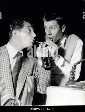 31. März 2012 - nach ihren lauten und anstrengende Duett auf der Posaune und Trompete, finden Dean Martin (links) und Jerry Lewis es notwendig, ihre trockenen Kehlen mit einer Flasche '' Cola '' zu stillen. Martin und Lewis Are heulenden Erfolg im Palladium: Putiing auf eine der lautesten und verrücktesten Umdrehungen das Palladium je gesehen hat, die Dean Martin und Jerry Lewis erzielte einen enormen Erfolg zu Beginn ihres Auftretens in zwei Wochen. Acht Paramount Filme, Martin und Lewis sind Sterne unvergleichliche Theater und Nacht Club Entertainer, während ihre Schallplatten auch eine internationale Fangemeinde haben Stockfoto