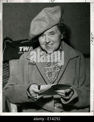 31. März 2012 - IDLEWILD AIRPORT, N.Y. MADAME LOTTE LEHMAN, dessen Sopran Stimme brachte FORTH viele sieht ein BRAVO und ENCORE an OPERNHÄUSERN in aller Welt auf besondere Einladung, AUSGESCHRIEBEN ihr von der VIENNA OPERA COMPANY bis ihre Premiere als sie Verstand um ein TWA an Bord internationale Konstellation gebunden für PARIS. DAS PREMIERE-PROGRAMM VERFÜGEN ÜBER BEETHOVENS FIDELIO OPER IN DENEN MADAME LEHMAN EINIGE IHRE GRÖßTE LEISTUNG GAB. VOR DER ANKUNFT IN WIEN FÜR DIE ERÖFFNUNG AM NOVEMBER 5 SHE TOURT FRANKREICH UND ITALIEN. Stockfoto