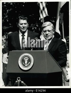 31. März 2012 - spricht Schmidt bei der Ankunft. Washington, D.C.... Bundeskanzler Helmut Schmidt spricht heute zu Zuschauer bei Ankunft Zeremonien hier. Ronald Reagan wird gezeigt im Hintergrund hören. Schmidt wird in Washington für 4 Tage und wird voraussichtlich mit anderen hohen Regierungsbeamten zu erfüllen. Stockfoto