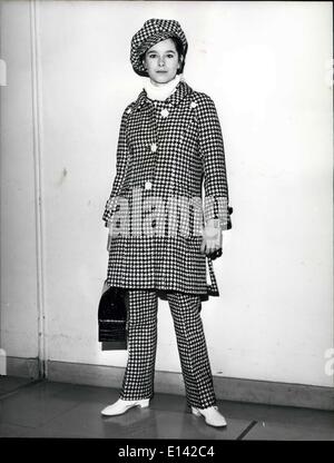 31. März 2012 - Off nach New York: Geraldine Chaplin, Chaplins Schauspielerin Tochter, ging nach New York heute Morgen. Sie besuchen die Weltpremiere des Films "Doctor Zhivago", basierend auf der berühmten Pastenak Roman, in dem sie die Rolle der Schiwagos Frau gegenüber Omar Sharif spielt. Das Foto zeigt Geraldine Chaplin trägt ein kariertes Reise-Outfit und ein Kind Kappe vor dem Einsteigen in des Flugzeugs am Flughafen Orly abgebildet. Stockfoto