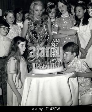31. März 2012 - Blonde Schauspielerin Caroll Baker, feierte den Geburtstag ihrer Söhne Herachel, 9, und Blanche, 12,, hatte von ihr Ehemann Jack Garfein im Parco dei Principi Hotel von Rom. Foto zeigt Carroll Baker beobachten ihre Söhne, die Wehen, die 21 Kerzen. Stockfoto