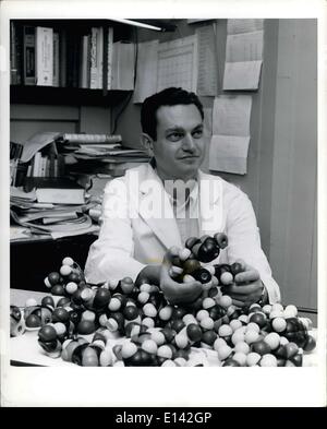 31. März 2012 - 1968 Nobelpreis für Psychologie & Medizin Sieger. Dr. Marshall W. Nirenberg, Chef der Sektion biochemische Genetik des National Heart Institute Labor für Klinische Biochemie. Dr. Nirenberg, bekannt für seine Arbeit in den genetischen Code zu knacken ist Teil eines dreidimensionalen Modells des DNA-Moleküls. Das national Heart Institute ist eine der neun Institute, die den öffentlichen Gesundheitsdienst national Institutes of Health umfassen. --NIH. Stockfoto