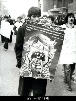 4. April 2012 1. Mai 1980 iranische Botschaft-Belagerung A Demonstrator in Kensington Gore, London, in der Nähe der iranischen Botschaft tragen ein Poster karikieren Präsident Carter und fordern die ehemaligen Shah Rückkehr in sein Land. Dies und andere Demonstrationen scheinen keinen direkten Zusammenhang mit der Belagerung der Botschaft haben, die jetzt in den zweiten Tag. Stockfoto