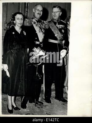 4. April 2012 - Royal Besucher aus Norwegen in Stockholm. 25.03.53. von König und Königin von Schweden begrüßt. König Haakon von Norwegen wurde von König Gustaf Adolf von Schweden bei seiner Ankunft in Stockholm für seines offiziellen Besuchs in der schwedischen Hauptstadt begrüßt. Keystone-Fotoshows: König Haakon (Mitte) posiert für die Kamera mit seinen Gastgebern König Gustaf Adolf und Königin Louise in Stockholm. Stockfoto