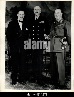 4. April 2012 - Prinz Harald von Norwegen bestätigt. 11.5.53. Prinz Harald von Norwegen, Sohn von Kronprinz Olav, geboren am 21. Februar 1937, wurde gestern an der königlichen Kapelle in Oslo bestätigt. Keystone-Fotoshows: Fotografiert in den königlichen Palast nach der Trauung, (L, R): Prinz Harald, König Haakon und Kronprinz Olav. Stockfoto