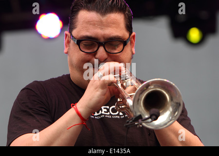 Italienische Trompeter Roy Paci spielt mit seiner Band auf Torino Jazz Festival. Stockfoto