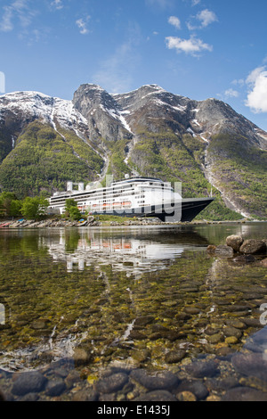 Norwegen, Eidfjord, Blick auf MS Rotterdam cruise Schiff der Holland America line Stockfoto