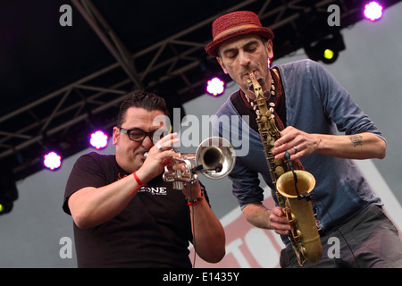 Roy Paci (Trompete - links) spielt mit Guglielmo Pagnozzi (Alt-Saxophon - rechts) beim Torino Jazz Festival. Stockfoto