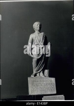 4. April 2012 - eine Neuanschaffung an das British Museum in der Board-Room auf einer Sitzung der Treuhänder gezeigt: eine Statuette eines römischen jungen Lucius Julius Magnus, vermutlich von seinen Eltern, seinem Genie gewidmet. Er wird angezeigt, hält eine Buch-Rolle, mit einem Buch-Box zu seinen Füßen, und die Inschrift-Staaten, die starb er im Alter von 15 Jahren, sechs Monaten und 20 Tagen. Stockfoto