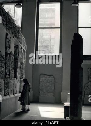 4. April 2012 - Orient studiert das Oriental im British Museum: eine orientalische Besucher in die Main Hall-Studien ein Abschnitt der großen Schiene welche umgeben die buddhistischen Stümpfe (Burial Ground) in Amaravati, S. Indien, In die 12:00 Stockfoto