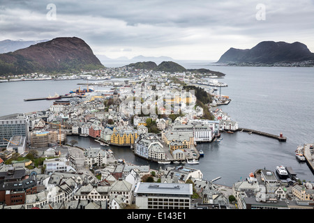 Norwegen, Alesund, Blick auf Altstadt im Jugendstil Stil vom Berg Aksla. UNESCO-Weltkulturerbe Stockfoto