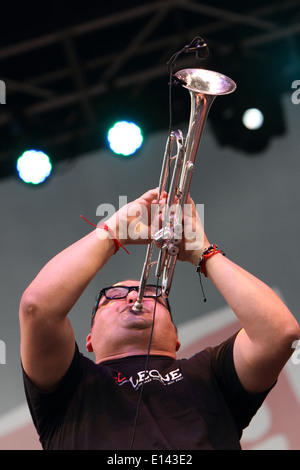 Italienische Trompeter Roy Paci spielt mit seiner Band auf Torino Jazz Festival. Stockfoto