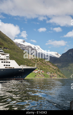 Norwegen, Geiranger, Geiranger Fjord. Blick auf Dorf und Berge. Kreuzfahrtschiff MS Rotterdam von Holland America line Stockfoto