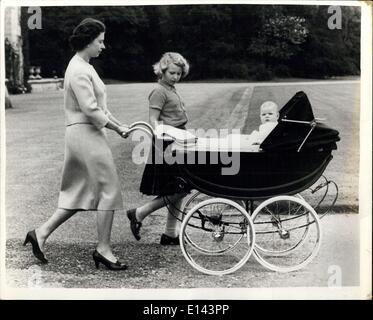 4. April 2012 - neue Bilder von der königlichen Familie im Urlaub in Balmoral: spezielle Bilder der königlichen Familie, darunter das Baby Prinz Andrew, enstanden auf Balmoral Castle heute, wo sie für ihre Sommerferien bleiben. Bild zeigt: H.M The Queen zu Fuß auf dem Gelände mit Prinz Andrew und Prinzessin Anne. Stockfoto