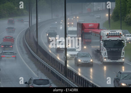 Bei starkem Regen auf der A19 bei Billingham Verkehr. England. UK Stockfoto