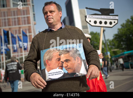 Frankfurt Main, Deutschland. 22. Mai 2014. Ein Demonstrant hält ein Plakat zeigt die Deutsche Bank Vorstandssprecher Fitschen und Jain und lesen "Nun wir betrügen die Sheikh!", während der Hauptversammlung der Deutschen Bank in der Festhalle in Frankfurt Main, Deutschland, 22. Mai 2014. Foto: FRANK RUMPENHORST/Dpa/Alamy Live News Stockfoto