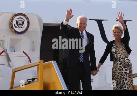 Nikosia, Zypern. 21. Mai 2014. U.S.Vice-Präsident Joe Biden (L) mit seiner Frau Jill Biden Welle an die Medien im internationalen Flughafen Larnaca, Zypern, 21. Mai 2014 eintreffen. US-Vizepräsident Joe Biden kam am Mittwoch für einen zweitägigen Besuch in der östlichen Mittelmeerinsel, die zuerst von einem US-Vizepräsident in 52 Jahren in Zypern. Bildnachweis: CNA/Xinhua/Alamy Live-Nachrichten Stockfoto