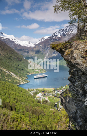 Norwegen, Geiranger, Geiranger Fjord. Blick auf Dorf und Kreuzfahrt-Schiff MS Rotterdam der Holland America line Stockfoto