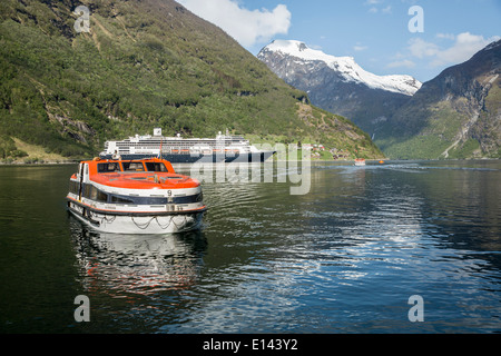 Norwegen, Geiranger, Geiranger Fjord. Dorf und die Berge. Kreuzfahrt Schiff MS Rotterdam von Holland America Line. Tenderbooten Stockfoto