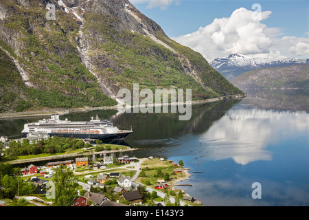 Norwegen, Eidfjord, Aussicht auf Dorf und MS Rotterdam cruise Schiff der Holland America line Stockfoto