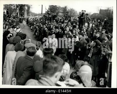 4. April 2012 - jährlichen Pfannkuchen Rennen in Olney - Böcke: Gewinner zieht sich durch die Krone. Heute fand die jährliche Pancake Day Race Stockfoto