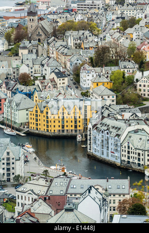 Norwegen, Alesund, Blick auf Altstadt im Jugendstil Stil vom Berg Aksla. UNESCO-Weltkulturerbe Stockfoto