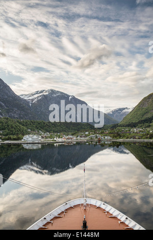 Norwegen, Eidfjord, Hotels und Dorf. Blick vom MS Rotterdam, Kreuzfahrtschiff von Holland America line Stockfoto