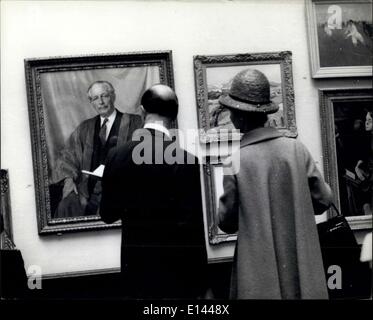 4. April 2012 - Herr John Profumo und seine Frau an der Royal Academy: Foto zeigt Herr John Profumo - zurückgetretenen von seinem Amt als Kriegsminister - und aus dem House Of Commons - gesehen mit seiner Frau Valerie Hobson die ehemalige Schauspielerin - wenn sie einen in der königlichen Akademie Sommer-Ausstellung, Vernissage Besuch... Man sieht sie ihr bewundern das Gemälde Herr Harold Macmillan. Stockfoto