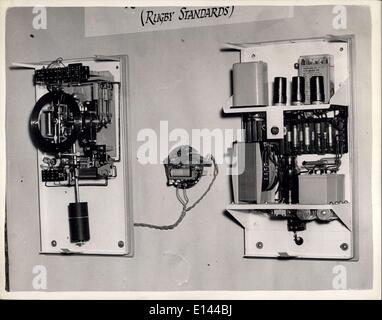 4. April 2012 - erste Radio Clock 22.1.53. Mr. S.J. Smith, eine Entwicklung von festem Südlondon zeigte heute Abend die erste Uhr von abgestrahlten Zeitsignale gesteuert. Smith, erfand in seinem 70er Jahren die Uhr; Es ist eine Vorrichtung, die von Tim, das Postamt Uhr kontrolliert und durch Signale pro Sekunde von der Rugby-Funkstation. Die Taktgenauigkeit ist absolut. Aus der Phase durch ein Tausendstel einer Sekunde ist das Pendel bringt es das Funksignal zu bestellen. Clockmarkers erwarten, Funkuhren Uhren in Bahnhöfen, Fabriken und Postämter im Einsatz zu sehen Stockfoto