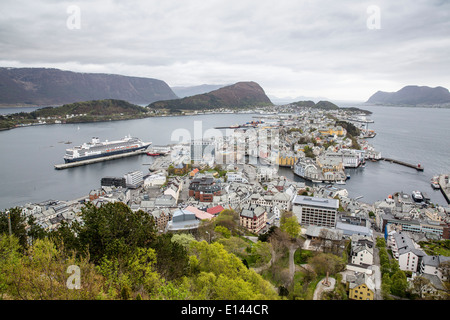 Norwegen, Alesund, Blick auf Altstadt im Jugendstil Stil vom Berg Aksla. MS Rotterdam von Holland America Line Stockfoto