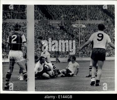 4. April 2012 - Tottenham gewinnt FA Cup 3-1: Tottenham Hotspur gewann den FA Cup, für das zweite Jahr in Folge heute wenn dann Burnley im Wembley-Stadion mit 3: 1 besiegt. Foto zeigt bei Burnley Ziel Nr. 2 John Angus, Burnley der rechten Abwehrseite, Tottenham Greaves (innen-links) und Cliff Jones (links außen) am Boden nach einem Angriff Uhren. In den Strafraum Nr. 9 ist Spurs Mittelstürmer Bobby Smith. Stockfoto