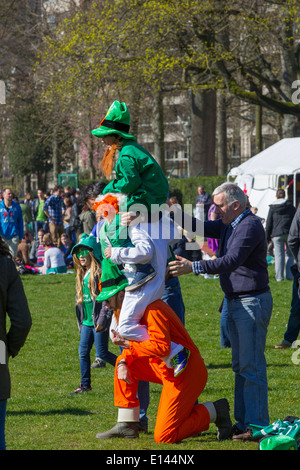 Menschen, die die irische Flagge zur Feier des St. Patricks Tag Stockfoto