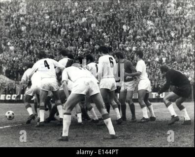 4. April 2012 - Fußball oder Rugby?: Szene aufgenommen während des Fußballspiels und Florenz zwischen dem Team Fiorentina - Roma (2-2), als ein Freistoß in '' zwei "in der Rom-Bereich. Stockfoto