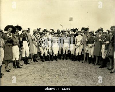 4. April 2012 - Frauen Jockeys konkurrieren in internationalen Eace - das erste Inaternational Pferderennen der Frauen Jockeys fand statt in Cagnes-Sur-Mer, Côte d ' Azur. Stockfoto