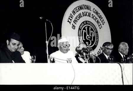 4. April 2012 - Präsident Fakharuddin Ali Ahmed zur Eröffnung der 26. Internationalen Congress of physiologischen Science in der Convention Hall des Ashoka-Hotels in Neu-Delhi am Sonntag-20 Okt. 197 auf seiner rechten Seite ist Außenminister, der die Gesundheit & Familienplanung und am linken Mr Yngve Zotterman Präsident des internationalen Verbandes der physiologischen Wissenschaft (Partei versteckt hinter der Mike) und Herr Har Govind Khorana , Indien geboren Nobel Preistrager. Stockfoto