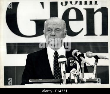 4. April 2012 - Dezember 1983, New York University Graduate School of Business, New York CIty - Senator John Glenn besucht New York heute und ein aktuelles Coference an der New York University Braduate School of Business im Herzen des Finanzviertels von New York statt. Mr Glenn fielded Quentions auf seinem Stand auf Homosexualität. Stockfoto