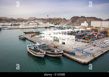 Oman, Maskat, Hafen Mina als Sultan Qaboos. Hafen von Containern. Sehen Sie auf Kreuzfahrt-terminal Stockfoto