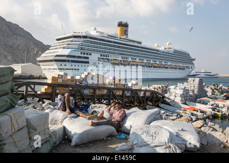 Oman, Khasab, Hafen, iranische Schmuggler bringen landwirtschaftliche Erzeugnisse in den Oman mit kleinen Booten. Kreuzfahrtschiff Costa Fortuna Stockfoto
