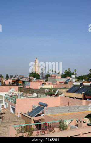 Dächer in Marrakesch, Marokko mit blauen Himmel und Sonnenkollektoren. Stockfoto