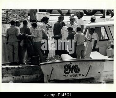 4. April 2012 - helfen Imagration Beamten neu eintreffenden kubanische Flüchtlingen vom Boot in Key West. Stockfoto