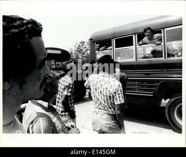 4. April 2012 - sprechen neu eintreffenden kubanische Flüchtlingen für Flüchtlinge, die bereits in der Zeltstadt in Fort Walton Beach Messegelände/Eglin Luftwaffenstützpunkt verarbeitet. Stockfoto